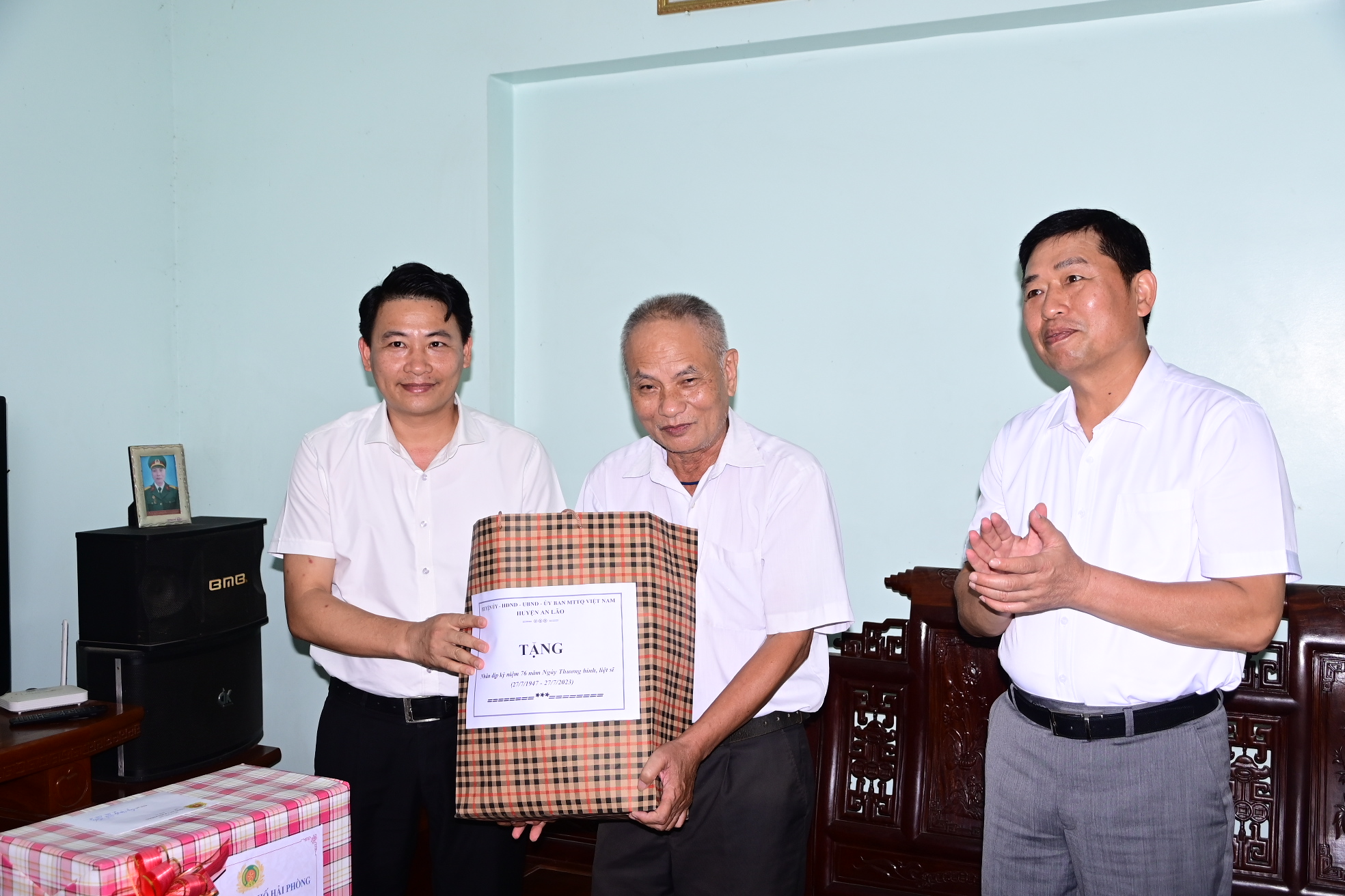 Giám đốc CATP thăm, tặng quà cá nhân, gia đình người có công nhân Ngày Thương binh, liệt sỹ